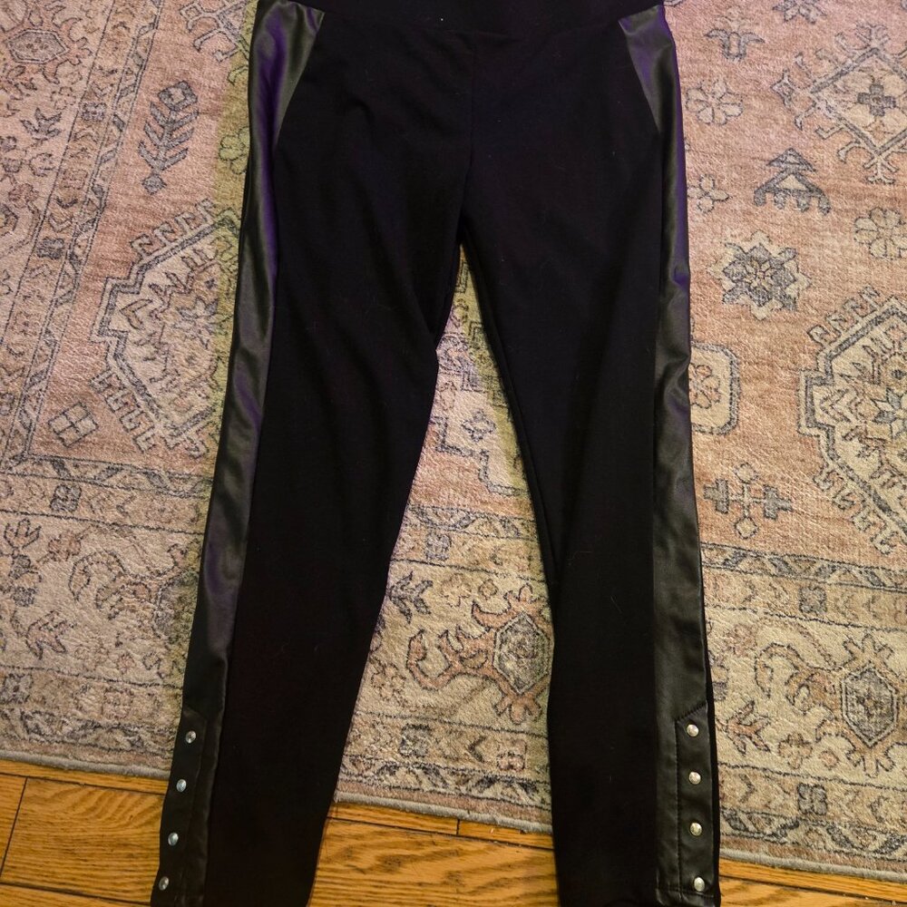 Worthington jeggings with pleather side panels and snap buttons on the bottom Xl